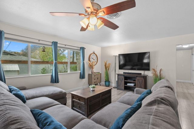 2850 Oakview Drive, Redding, CA 96002