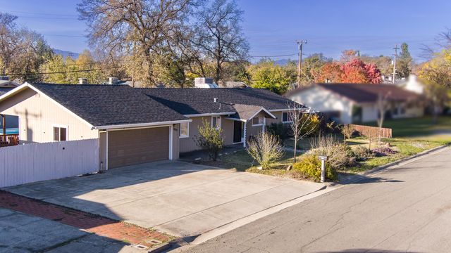 2850 Oakview Drive, Redding, CA 96002