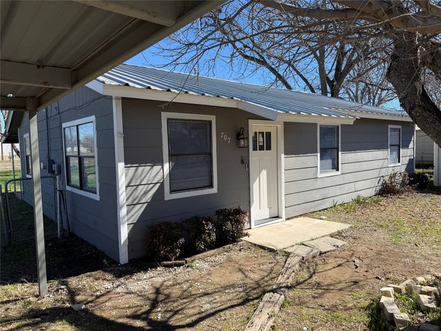 707 N First Street, Bangs, TX 76823