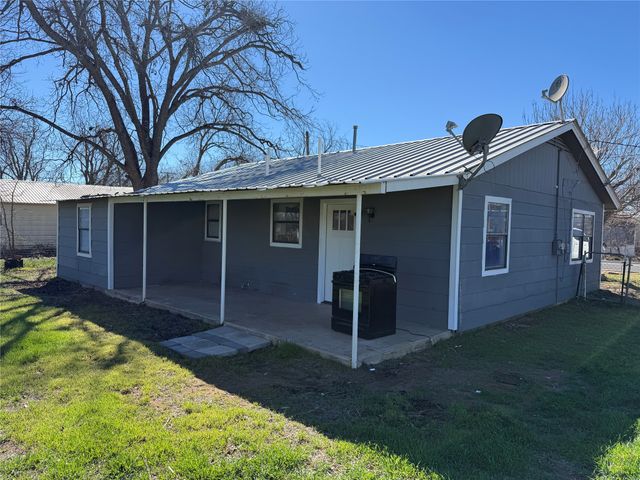 707 N First Street, Bangs, TX 76823