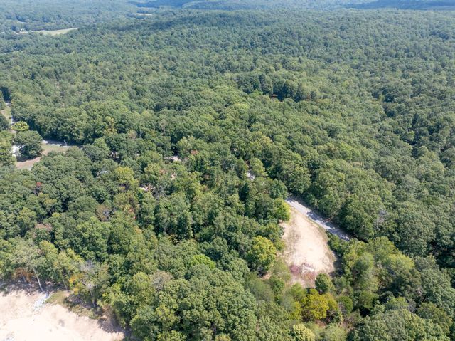 7422 Indian Creek Rd, Mc Ewen, TN 37101