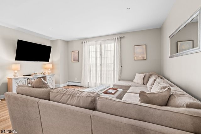 100 Shearwater Ct 31, Jersey City, NJ 07305