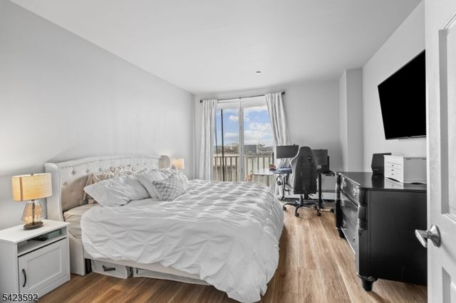 100 Shearwater Ct 31, Jersey City, NJ 07305