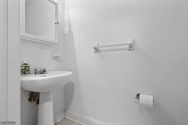 100 Shearwater Ct 31, Jersey City, NJ 07305