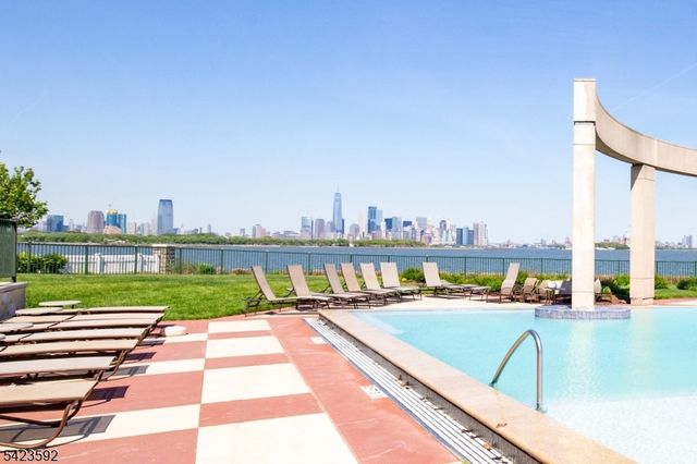 100 Shearwater Ct 31, Jersey City, NJ 07305