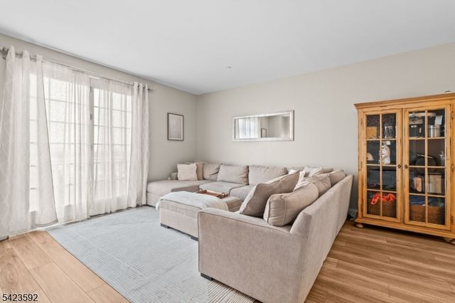 100 Shearwater Ct 31, Jersey City, NJ 07305