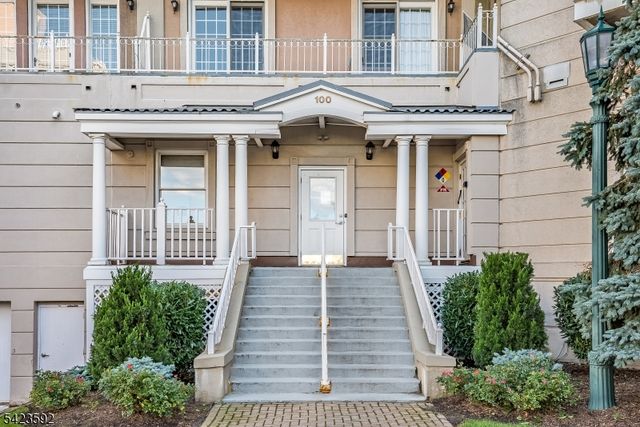100 Shearwater Ct 31, Jersey City, NJ 07305