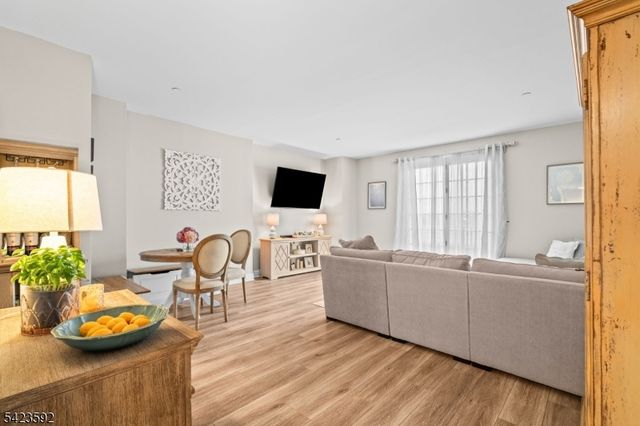 100 Shearwater Ct 31, Jersey City, NJ 07305