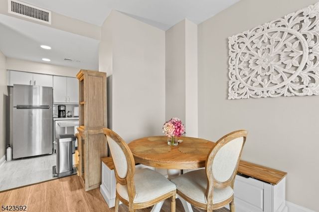 100 Shearwater Ct 31, Jersey City, NJ 07305