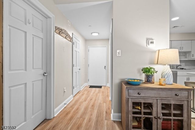 100 Shearwater Ct 31, Jersey City, NJ 07305