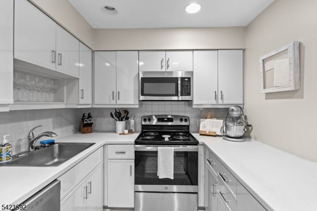 100 Shearwater Ct 31, Jersey City, NJ 07305