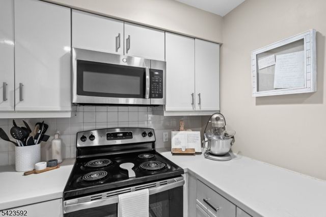 100 Shearwater Ct 31, Jersey City, NJ 07305