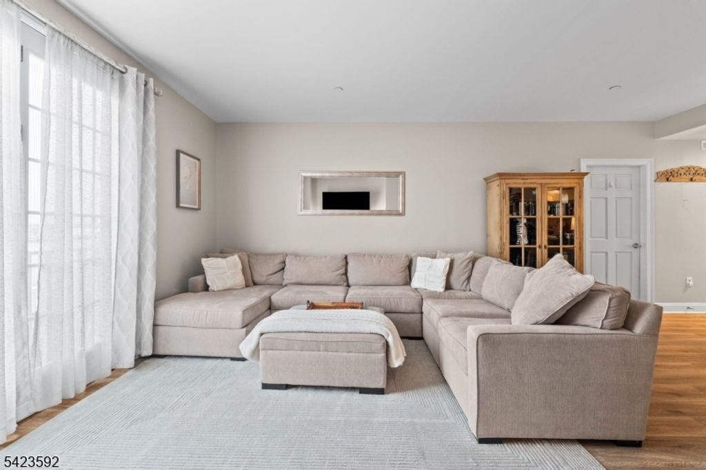 100 Shearwater Ct 31, Jersey City, NJ 07305