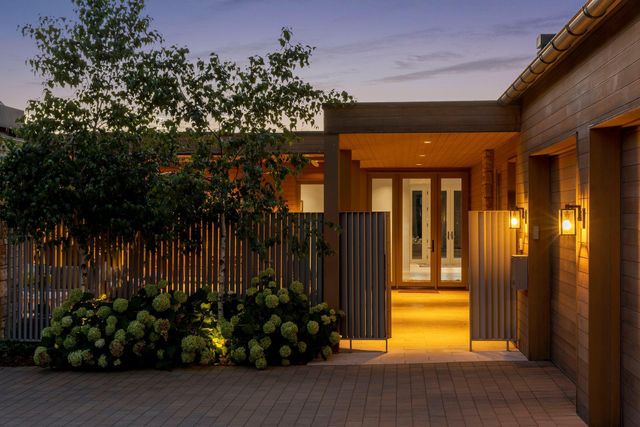 2505 E Lake Of The Isles Parkway, Minneapolis, MN 55405