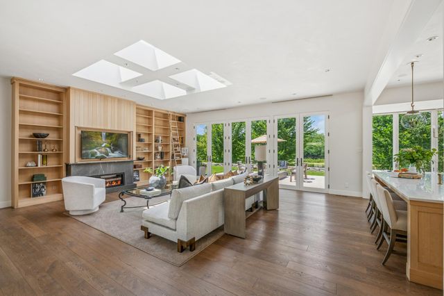 2505 E Lake Of The Isles Parkway, Minneapolis, MN 55405