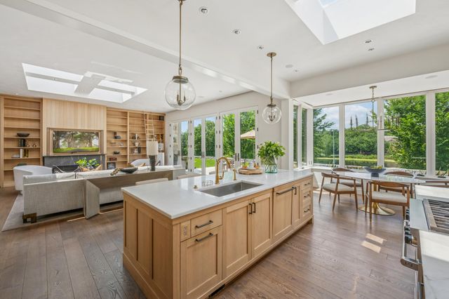 2505 E Lake Of The Isles Parkway, Minneapolis, MN 55405