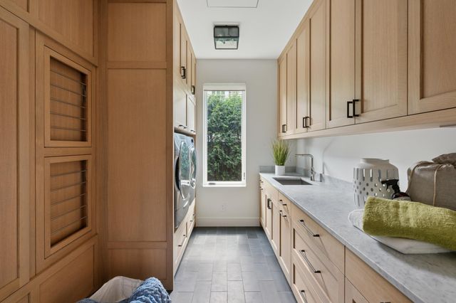 2505 E Lake Of The Isles Parkway, Minneapolis, MN 55405