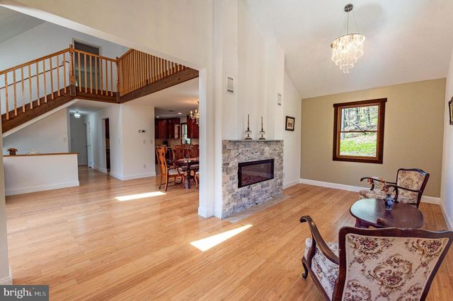 57 LAKE LN, East Stroudsburg, PA 18301