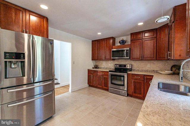 57 LAKE LN, East Stroudsburg, PA 18301