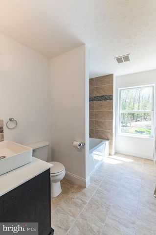 57 LAKE LN, East Stroudsburg, PA 18301
