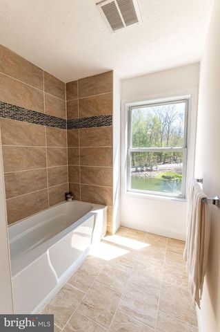 57 LAKE LN, East Stroudsburg, PA 18301