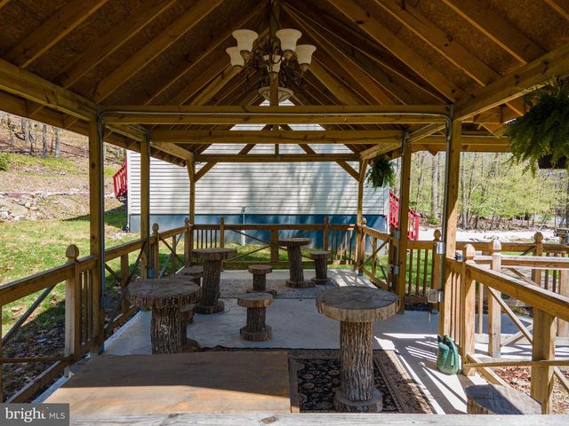 57 LAKE LN, East Stroudsburg, PA 18301