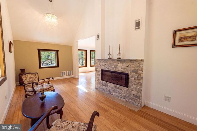 57 LAKE LN, East Stroudsburg, PA 18301