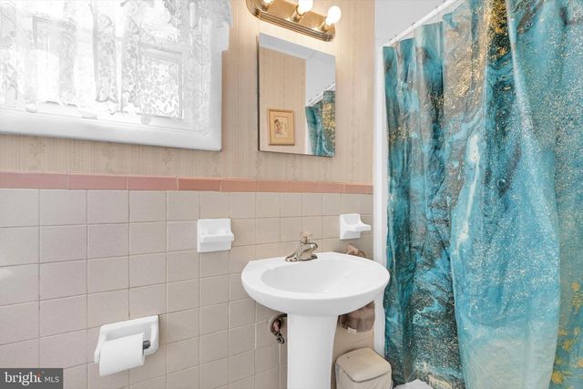 4872 MAIN ST, Whitehall, PA 18052