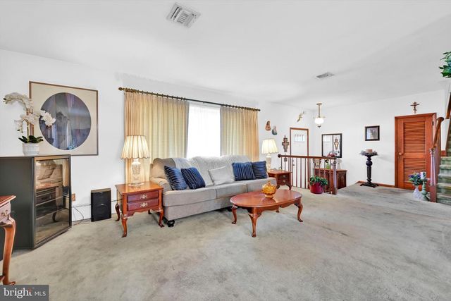 4872 MAIN ST, Whitehall, PA 18052