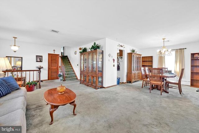 4872 MAIN ST, Whitehall, PA 18052