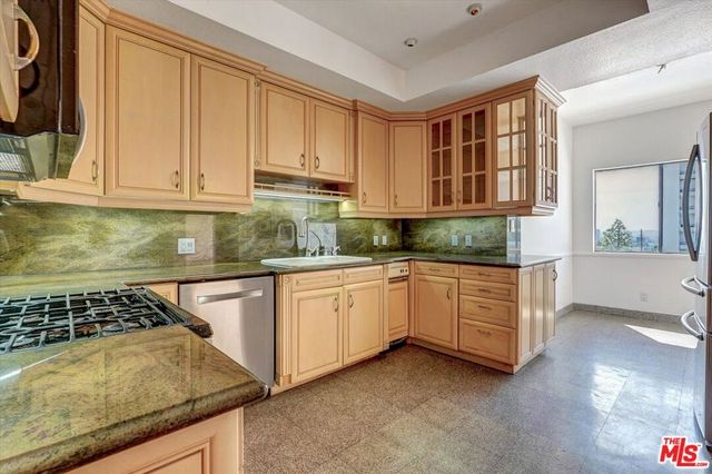 1140 Alta Loma Road 303, West Hollywood, CA 90069