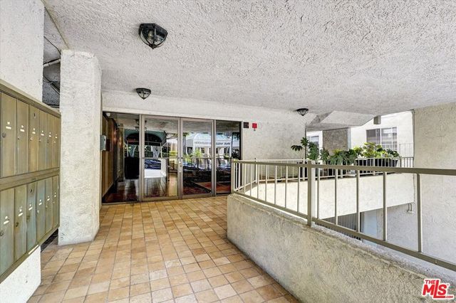 1140 Alta Loma Road 303, West Hollywood, CA 90069