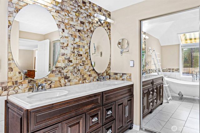 31015 W Lake Morton Drive SE, Kent, WA 98042