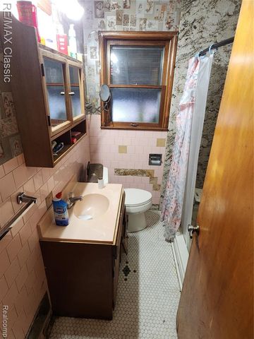643 E Kennett Road, Pontiac, MI 48340