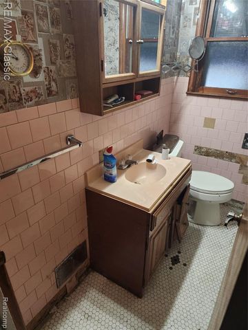 643 E Kennett Road, Pontiac, MI 48340