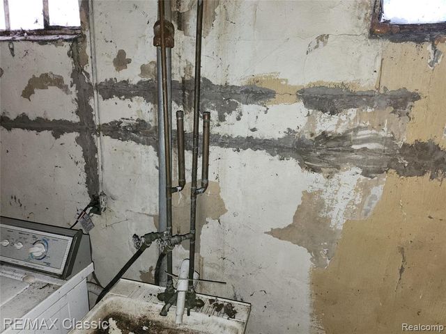 643 E Kennett Road, Pontiac, MI 48340