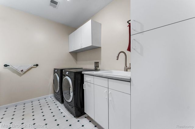 20403 Robinway Drive, Clinton Charter Township, MI 48036