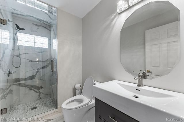 20403 Robinway Drive, Clinton Charter Township, MI 48036