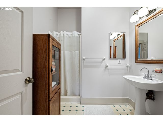 646 B St, Springfield, OR 97477