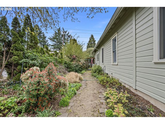 646 B St, Springfield, OR 97477