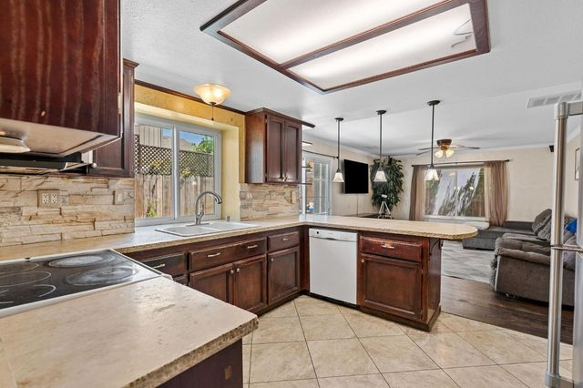 2202 E Chennault Avenue, Fresno, CA 93720