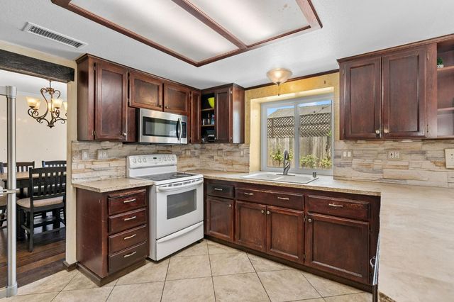 2202 E Chennault Avenue, Fresno, CA 93720