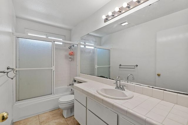 2202 E Chennault Avenue, Fresno, CA 93720