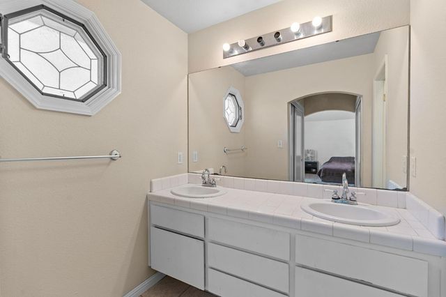 2202 E Chennault Avenue, Fresno, CA 93720