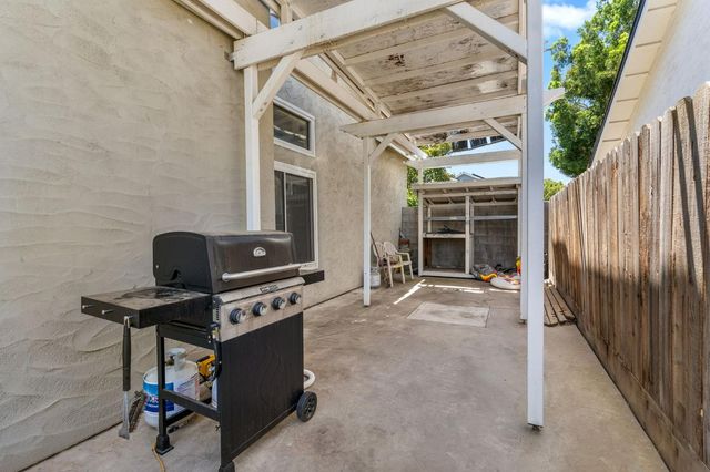 2202 E Chennault Avenue, Fresno, CA 93720