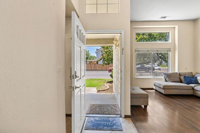 2202 E Chennault Avenue, Fresno, CA 93720