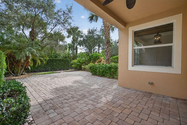 5072 Dulce Court, Palm Beach Gardens, FL 33418