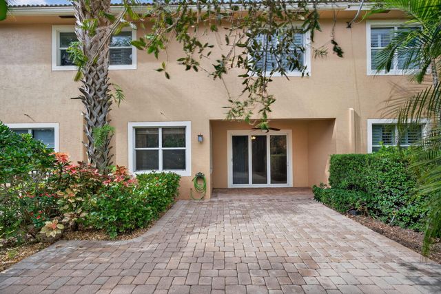 5072 Dulce Court, Palm Beach Gardens, FL 33418