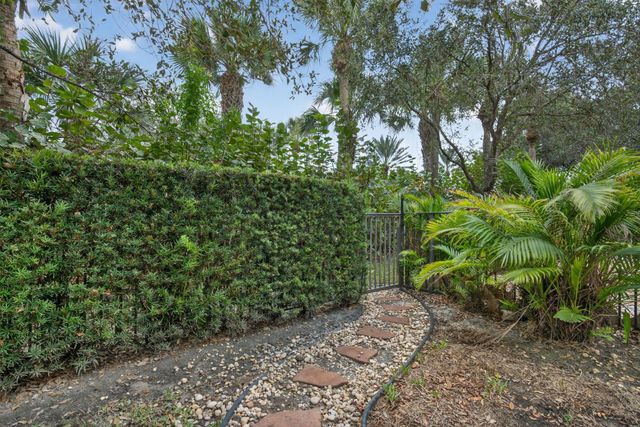 5072 Dulce Court, Palm Beach Gardens, FL 33418