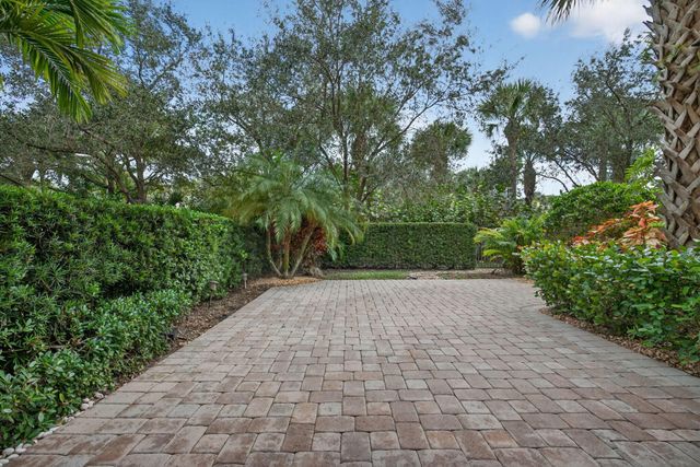 5072 Dulce Court, Palm Beach Gardens, FL 33418
